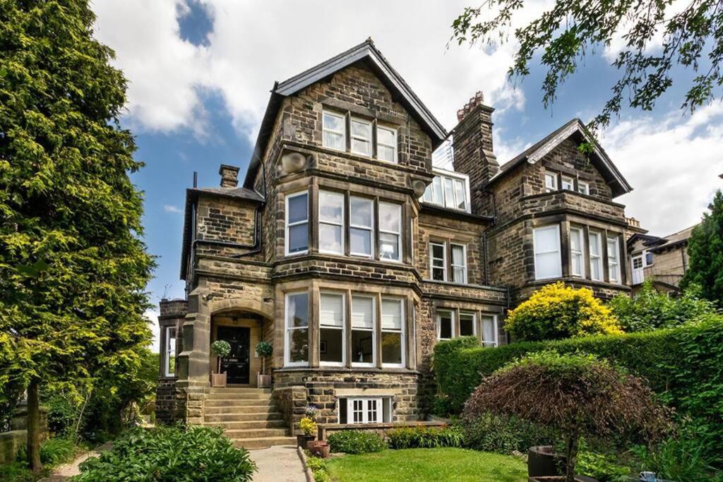 Central Harrogate Townhouse Apartment With Parking Exterior foto